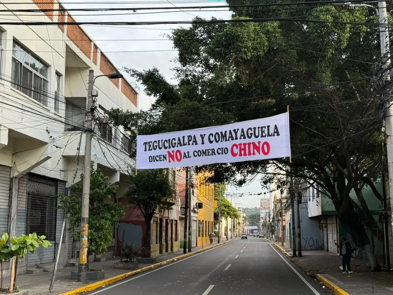 ¡No los quieren! Cuelgan mantas contra el comercio chino en la capital