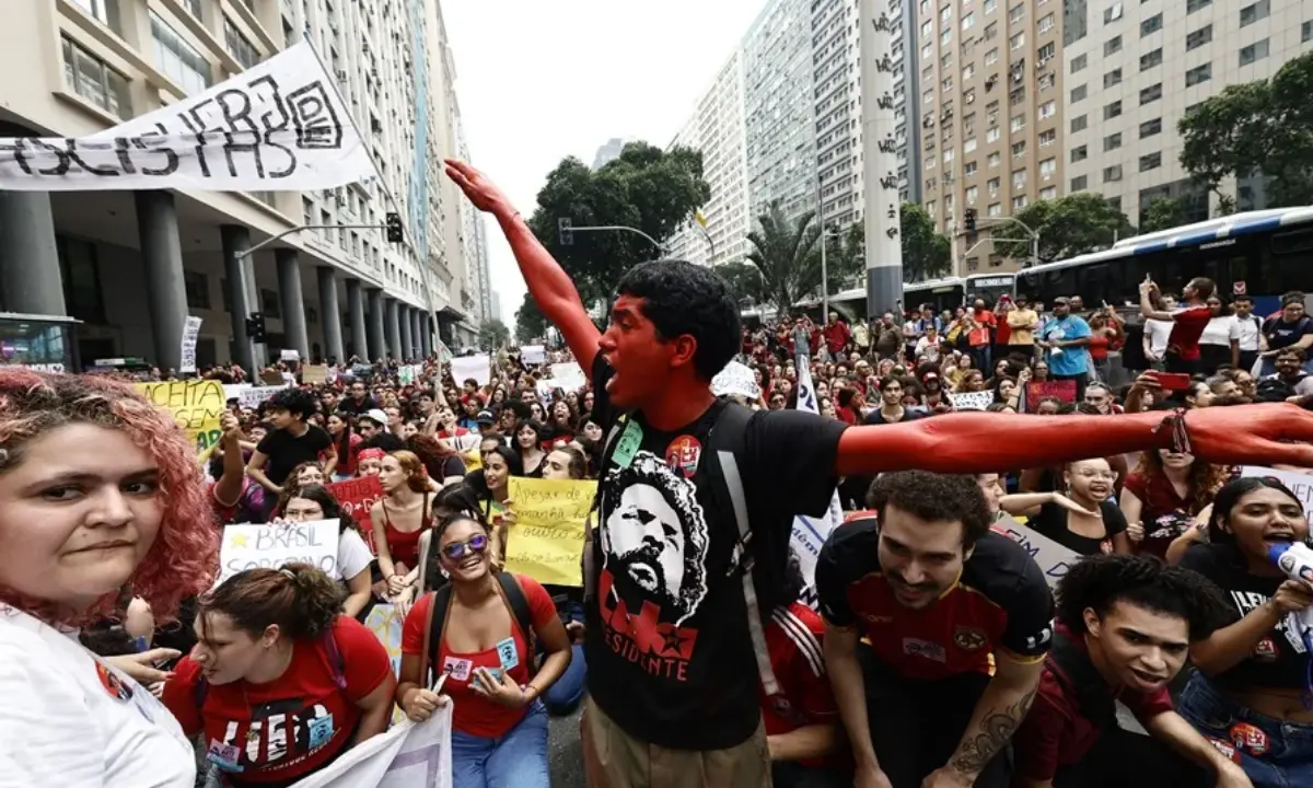 Estudiantes en Río de Janeiro marchan en apoyo a Lula