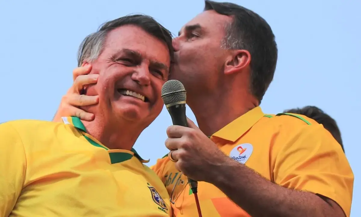 Fiscalía de Brasil avala visita de Flávio a Jair Bolsonaro