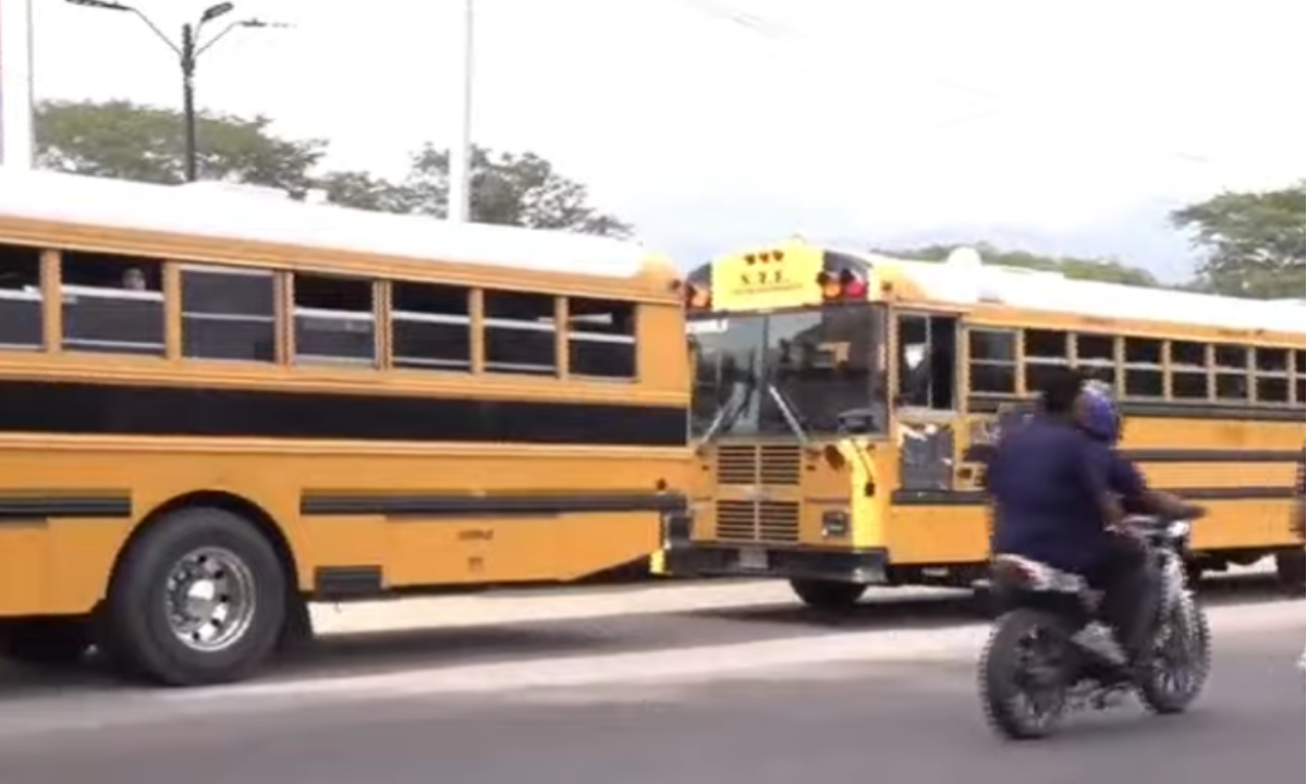 ¡Paralizado el transporte en Cofradía! Usuarios quedan varados por suspensión del servicio
