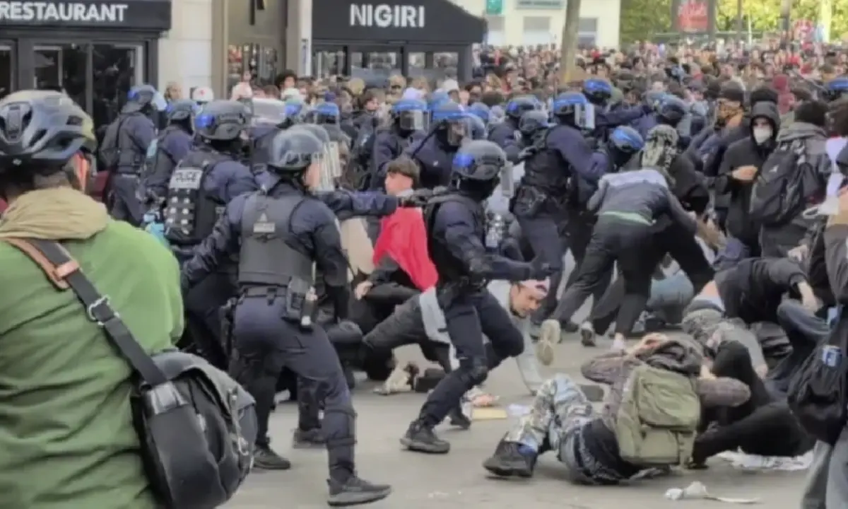 Protestas estudiantiles en Francia terminan con cañones de agua