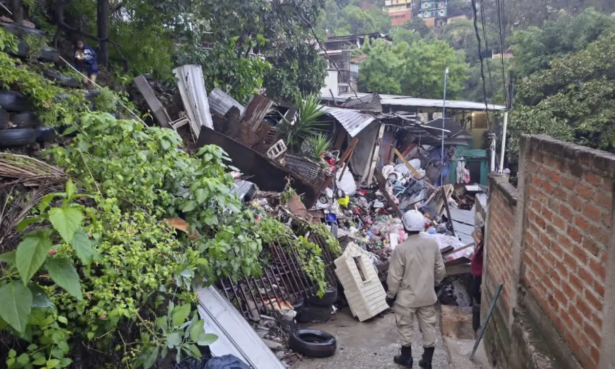 Cuatro viviendas colapsadas en Villa Unión tras fuertes lluvias