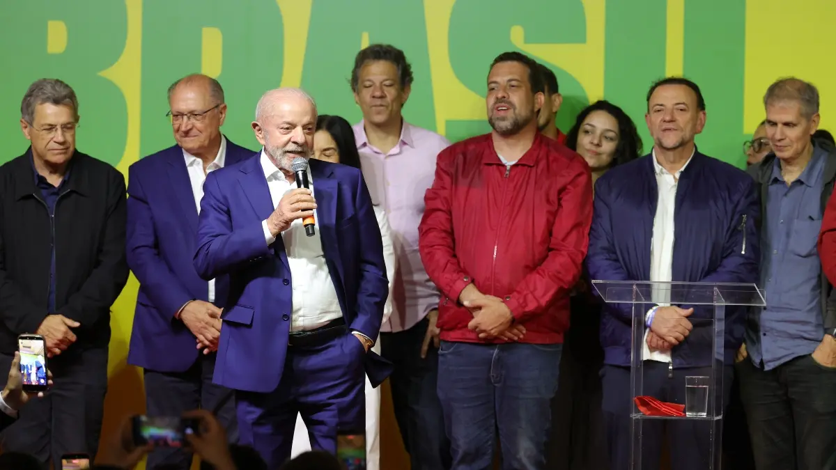 «Mañana comienza la nueva campaña», declara Lula tras jornada electoral