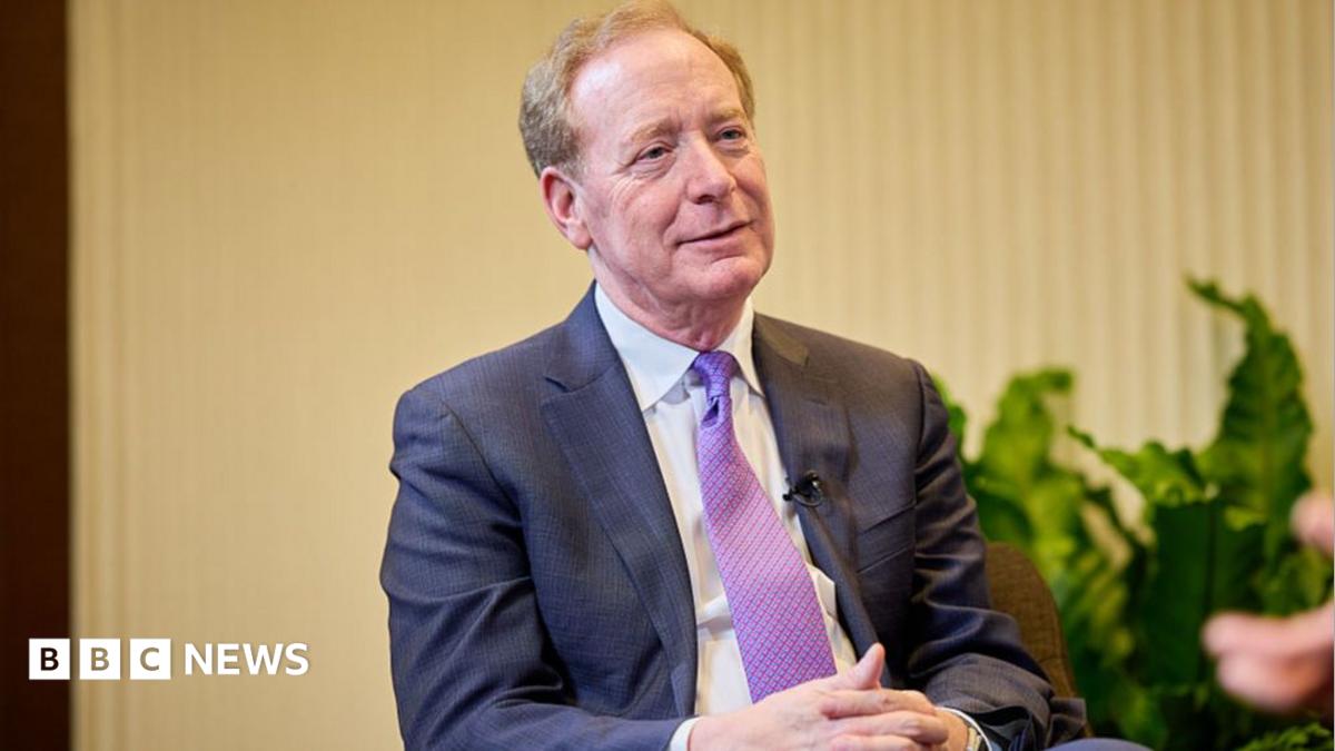 La IA está menos regulada que la leche, dice el presidente de Microsoft