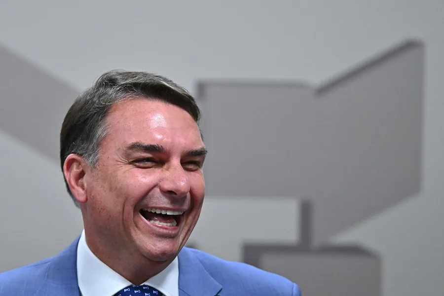 Flávio Bolsonaro cancela a última hora su asistencia al último debate electoral