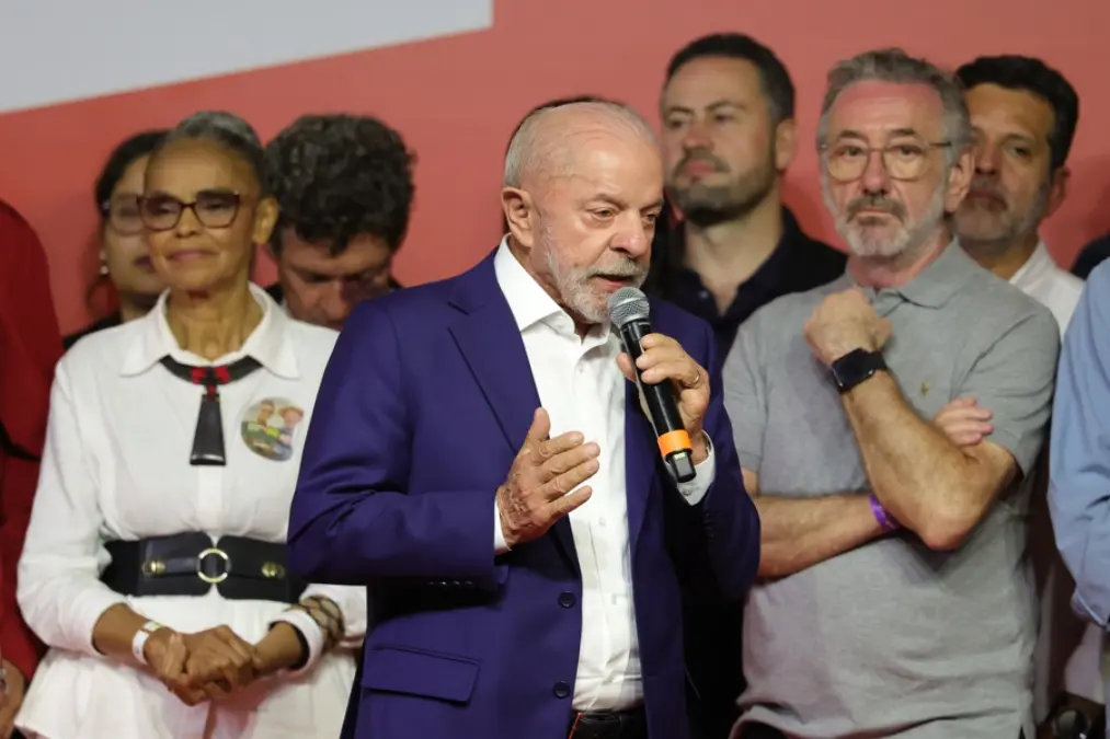 Gobernaciones del PT se reducen a tres y Lula cae en 98 de cada 100 municipios