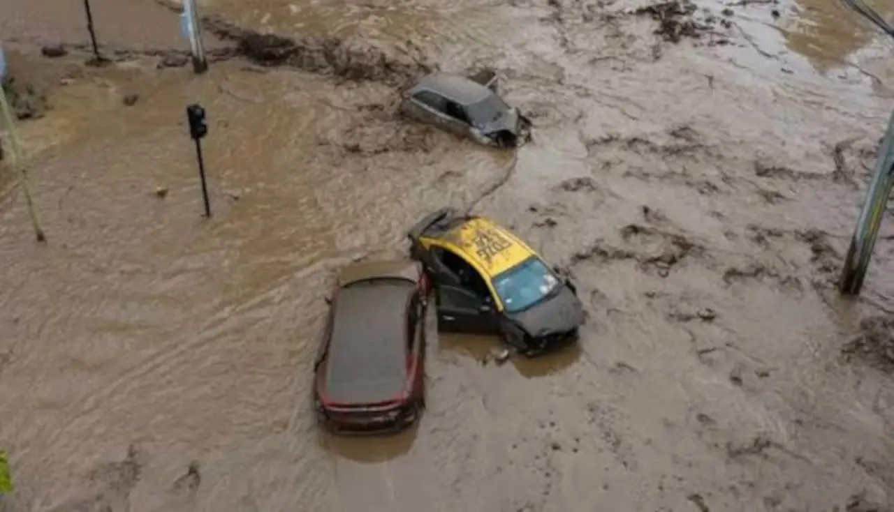 Aluvión deja varios heridos en Santiago de Chile