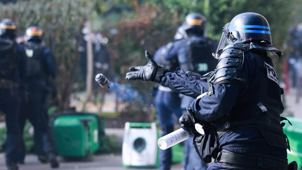 En directo: Francia suspende el uso de granadas aturdidoras en protestas escolares después de que un joven de 15 años perdiera una mano.