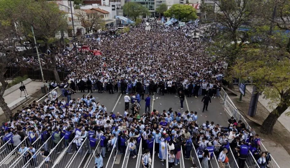 Miles de aficionados se preparan para la despedida de Lionel Messi en Argentina