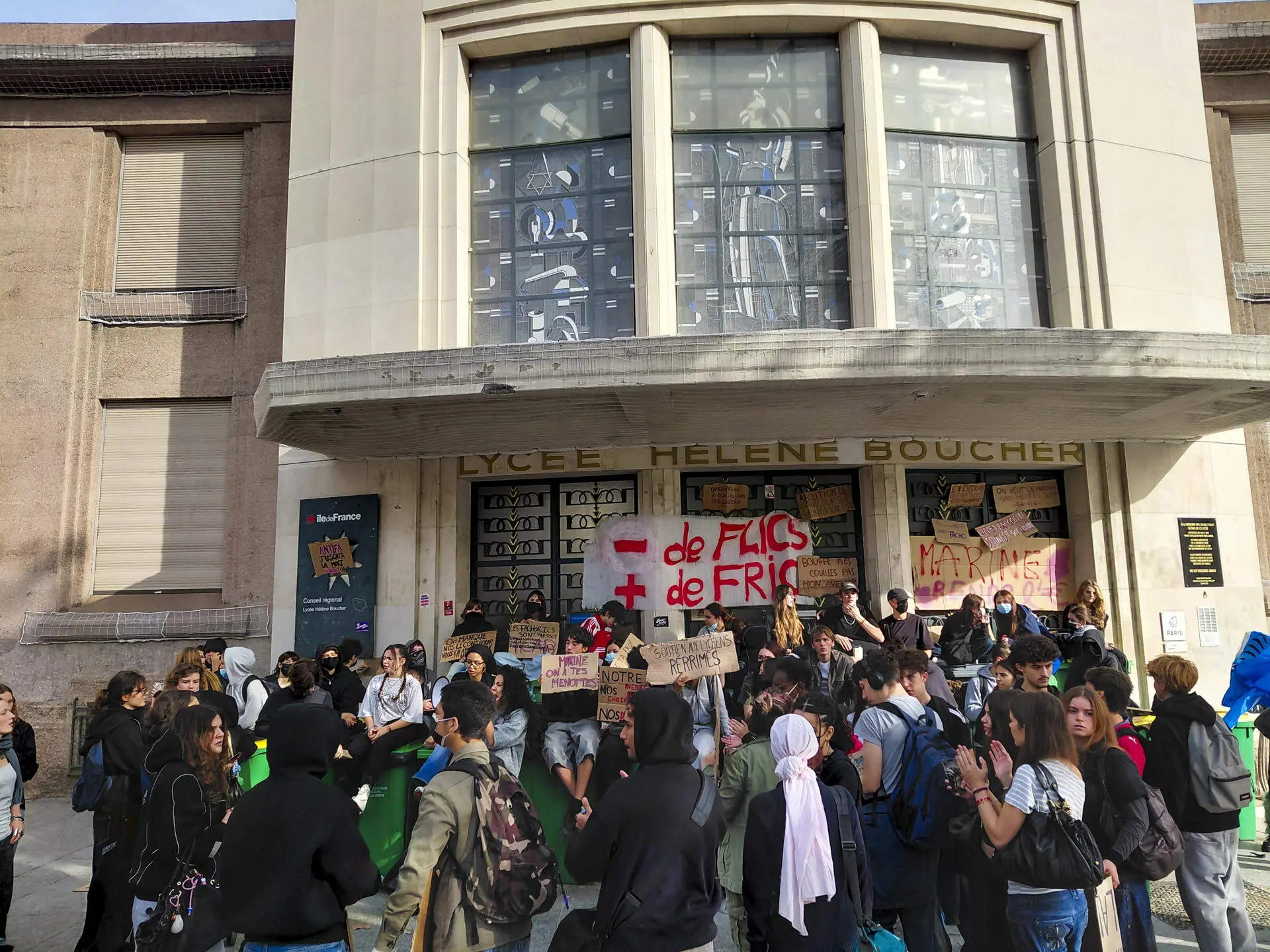 Francia: Policía detiene a 600 estudiantes más a medida que se amplía la «rebelión de los liceos»
