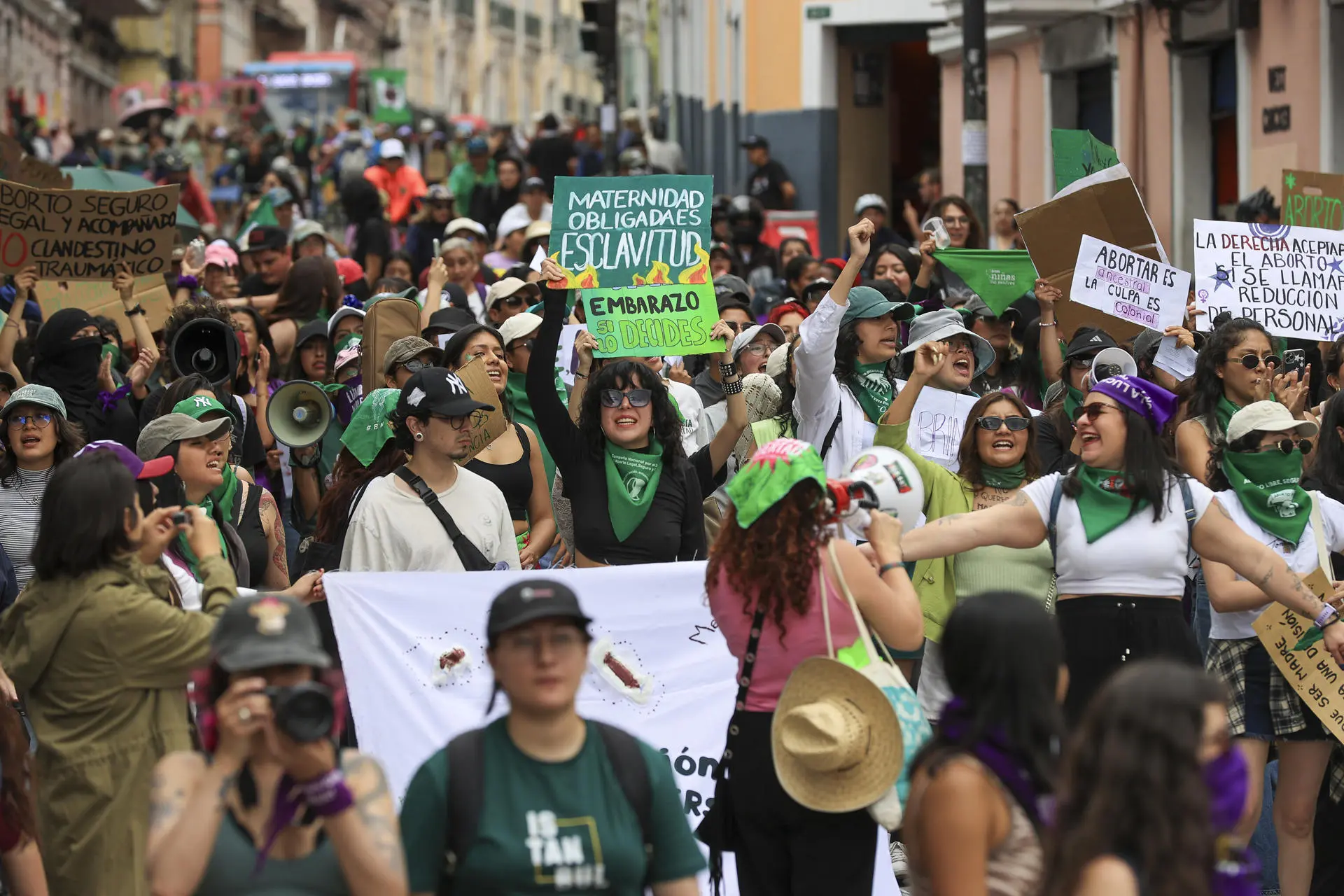 Jóvenes ecuatorianos convocan a manifestación para combatir la crisis sanitaria