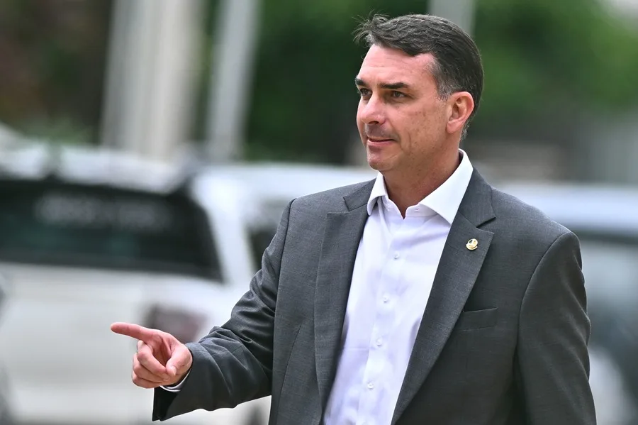 Policía Federal de Brasil vincula a Flávio Bolsonaro con desfalco al INSS