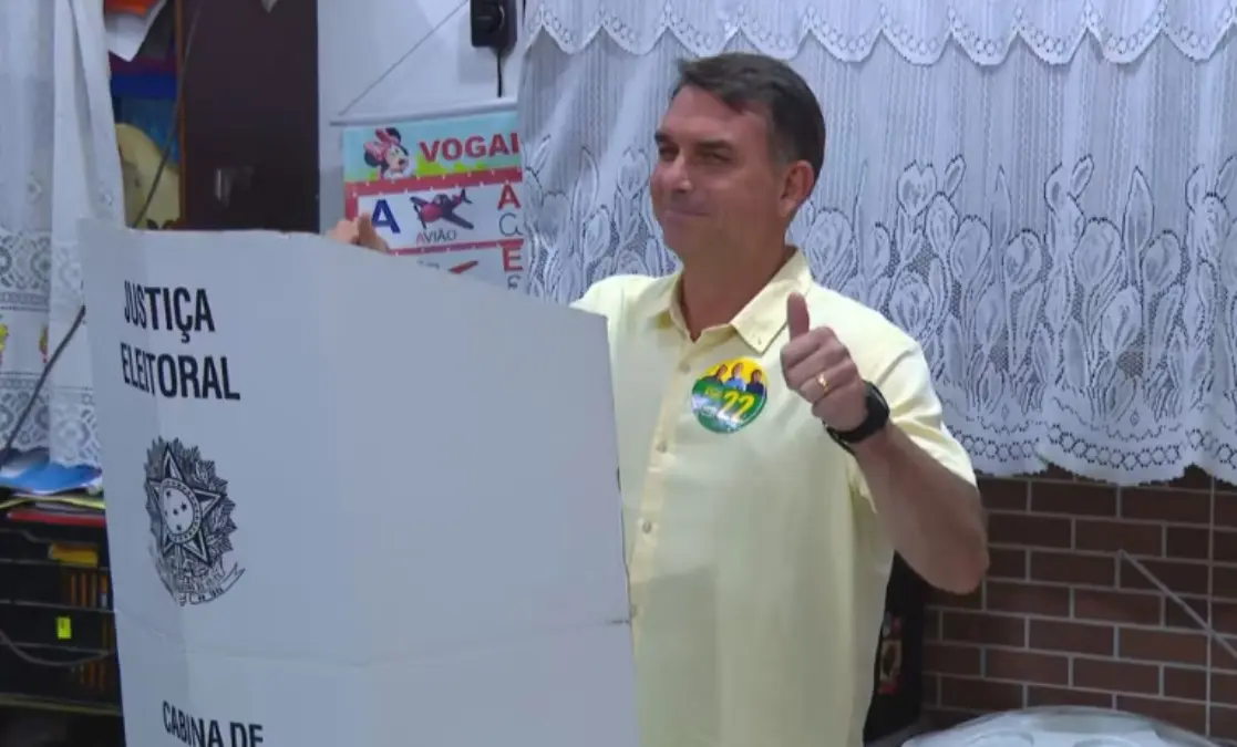 Flávio Bolsonaro vota en las elecciones presidenciales de Brasil