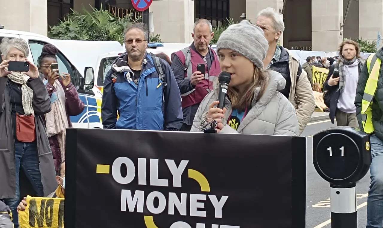 Activista Greta Thunberg acompaña las protestas estudiantiles en Francia