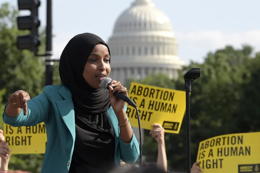 Congresista Ilhan Omar califica de intimidación política allanamiento de su residencia en EE.UU.