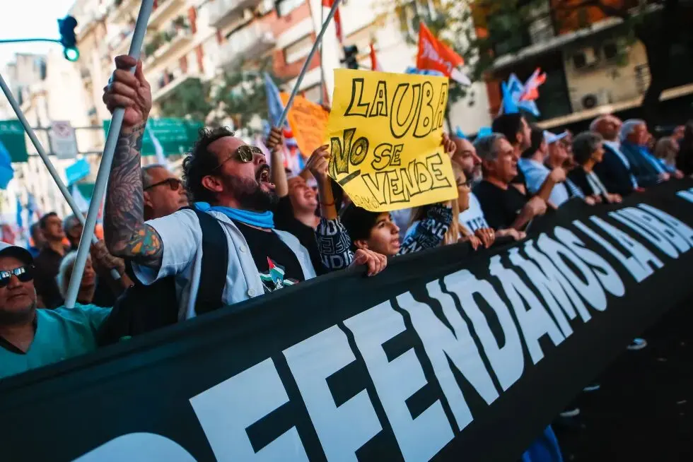 Justicia argentina declara inconstitucional decreto de Milei sobre financiamiento universitario