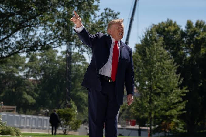 Demandan a Trump por prohibir la terapia de afirmación de género bajo Medicaid