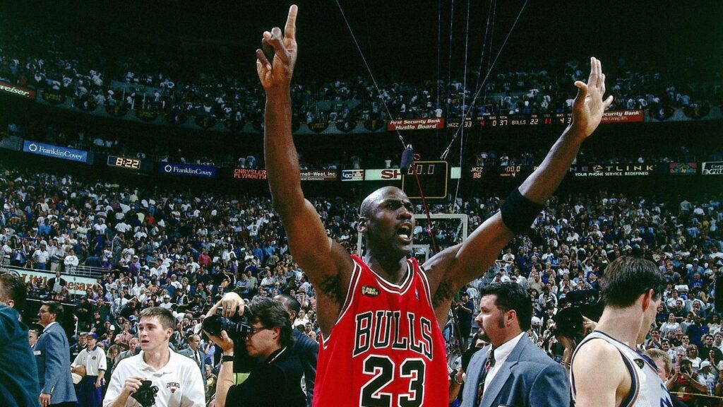 La camiseta de Jordan usada en los partidos de las Finales de la NBA se vende por un precio récord de 14 millones de dólares