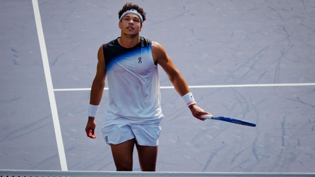 Shelton tropieza, Zverev avanza en el Masters de Shanghai
