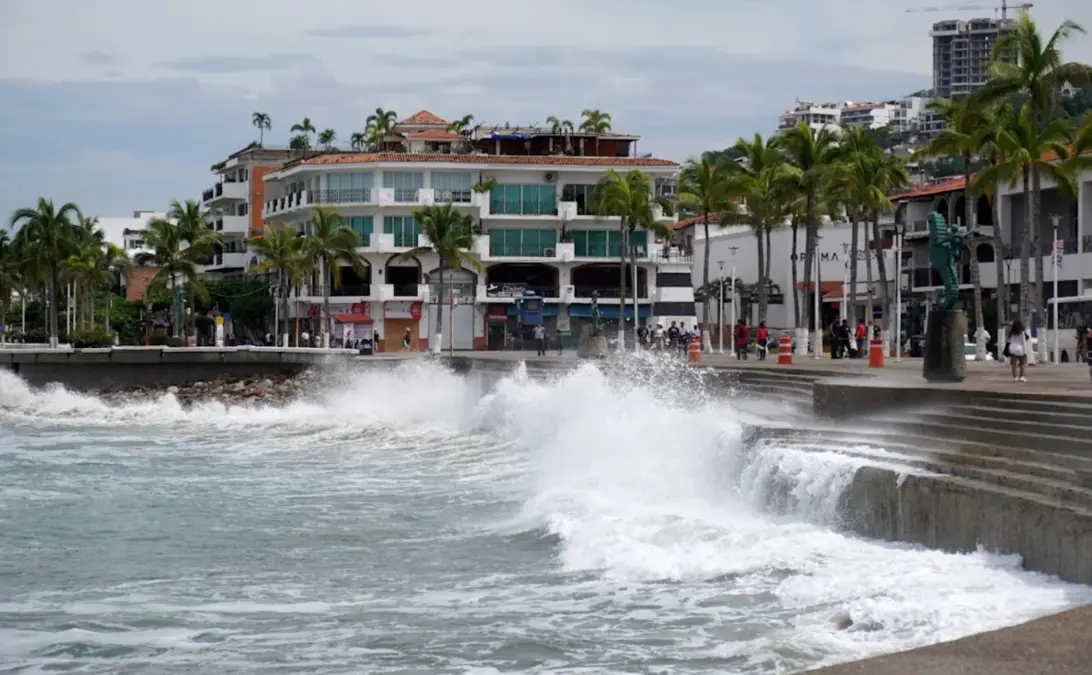 Huracán Simón deja un fallecido y mantiene en alerta varios estados de México