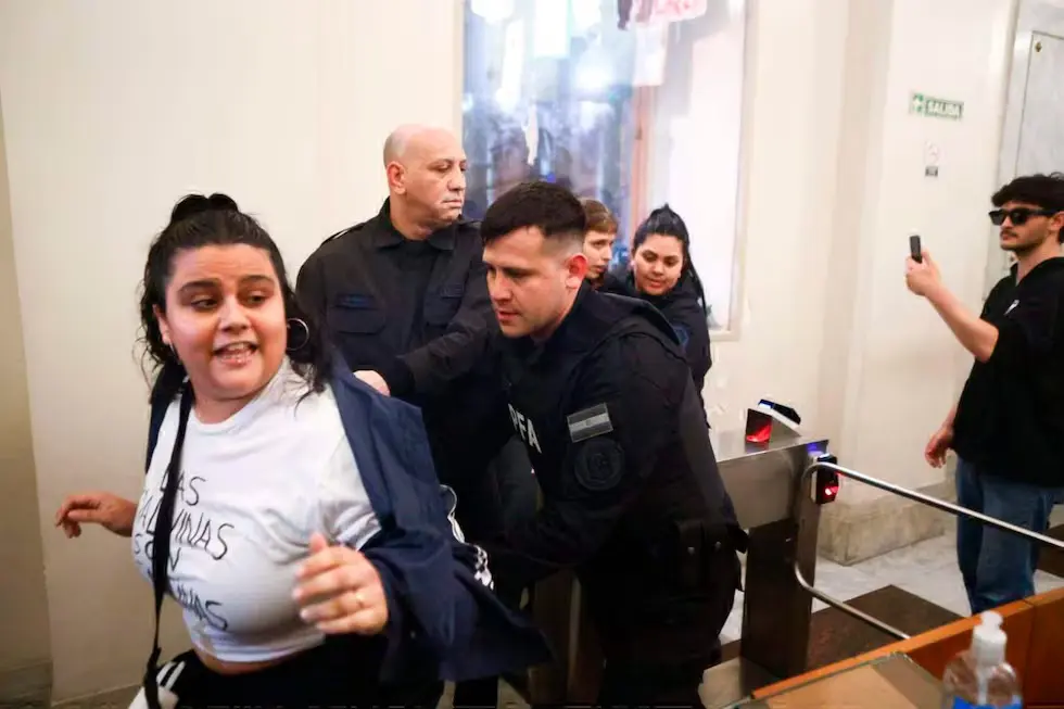 Policía argentina desaloja sentada de estudiantes contra desfinanciamiento de Javier Milei
