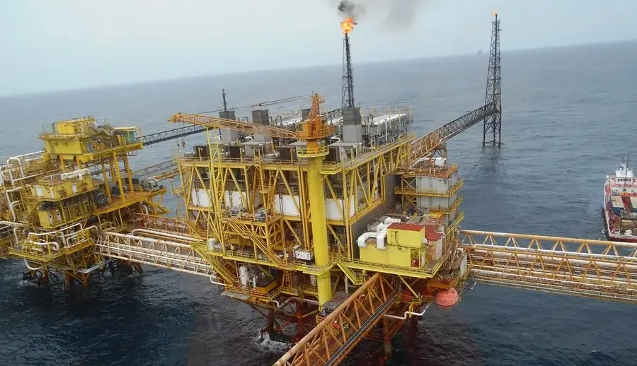 Huracán Isaías reduce en 60% producción petrolera en golfo de México