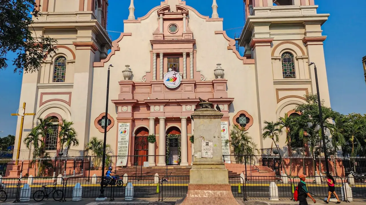 Iba para la iglesia: mujer de 88 años se desploma frente a la catedral en San Pedro Sula