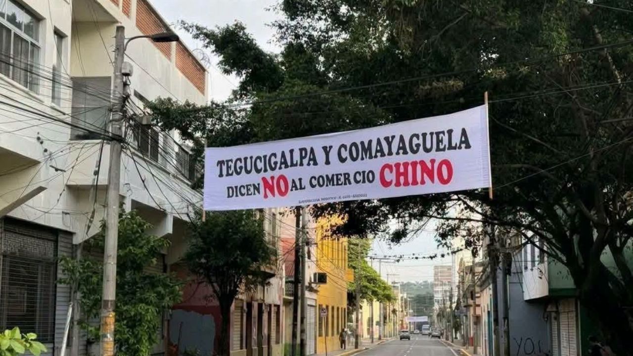 ‘No al comercio chino’: pancartas aparecen en calles de Tegucigalpa y Comayagüela