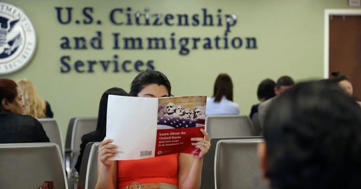 ¡Malas noticias para los inmigrantes! EE.UU. acelera el proceso para retirar el estatus a los refugiados en el país