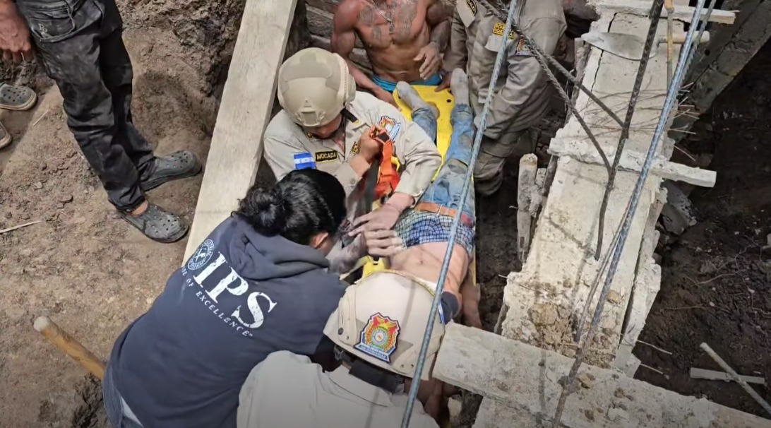 ¡Por poco no la cuenta! Joven es rescatado tras ceder muro de contención en Danlí